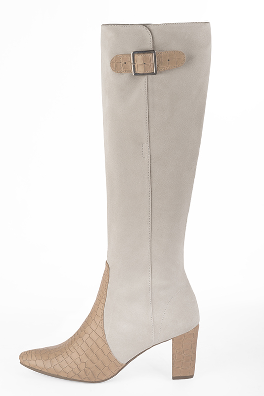 Bottes femme élégantes et raffinées, avec des boucles, réalisées sur mesure, coloris beige sahara et blanc cassé. Bout rond. Haut. Talon bottier. Mollets fins ou larges. Personnalisation : Choix des cuirs, des couleurs et des talons. - Florence KOOIJMAN